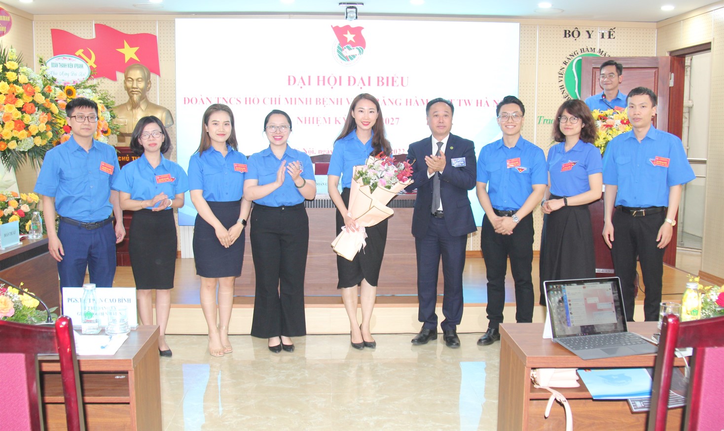Bí thư Đảng ủy, Giám đốc bệnh viện Trần Cao Bính tặng hoa chúc mừng BCH Đoàn TNCS HCM bệnh viện khóa 2022-2027